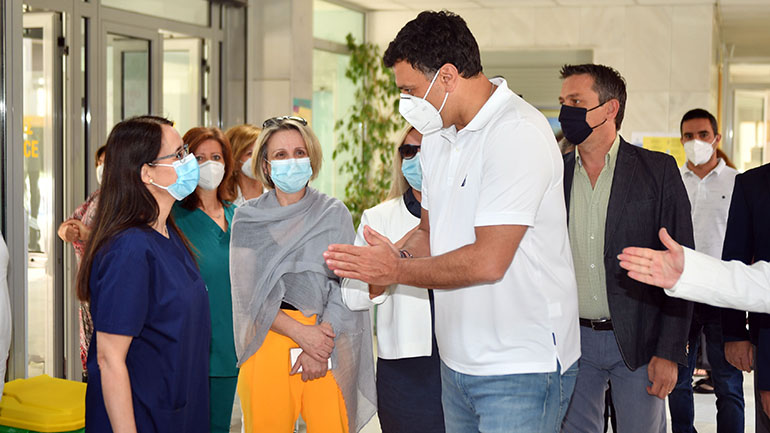 «Περισσότεροι από 100.000 πολίτες, ηλικίας 40-44 ετών, έκλεισαν ραντεβού σε μια ημέρα»